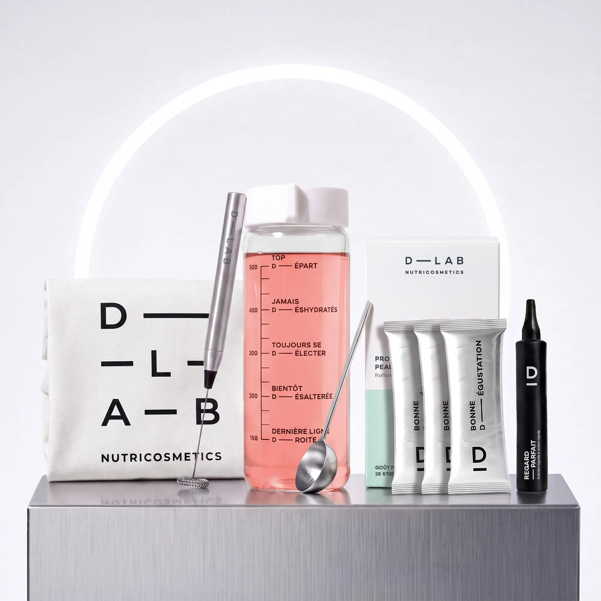 Routine Découverte Peau D-LAB en sticks : étui 28 sticks Peau Neuve framboise, shot Regard Parfait, gourde en verre graduée, mousseur à lait, cuillère doseuse et tote-bag coton